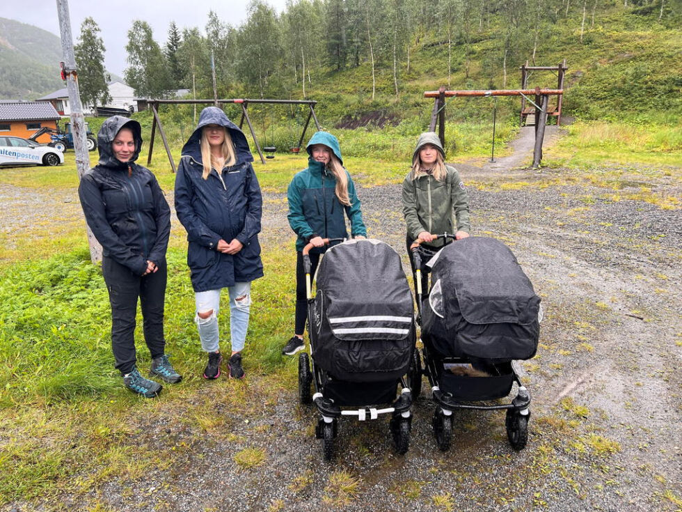 NY GIV. Disse unge mødrene engasjerer seg i Sulitjelma velforening, og jobber med å gjøre lekeplassene i området trygge og fine å bruke. Fra venstre Kine Barkhald Fagerthun, Sara Elise Fastvold, Mette-Isalie Haldorsen og Amalie Sørensen. - Det handler om sikkerhet og å skape gode barndomsminner, sier Sørensen. Alle foto: Espen Johansen