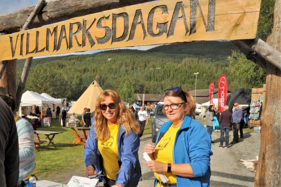 VELKOMMEN. Marit Franzen og Marit Nybakk tar imot folk i inngangsportalen til Villmarksdagan 2018. Alle foto: Lars Olav Handeland