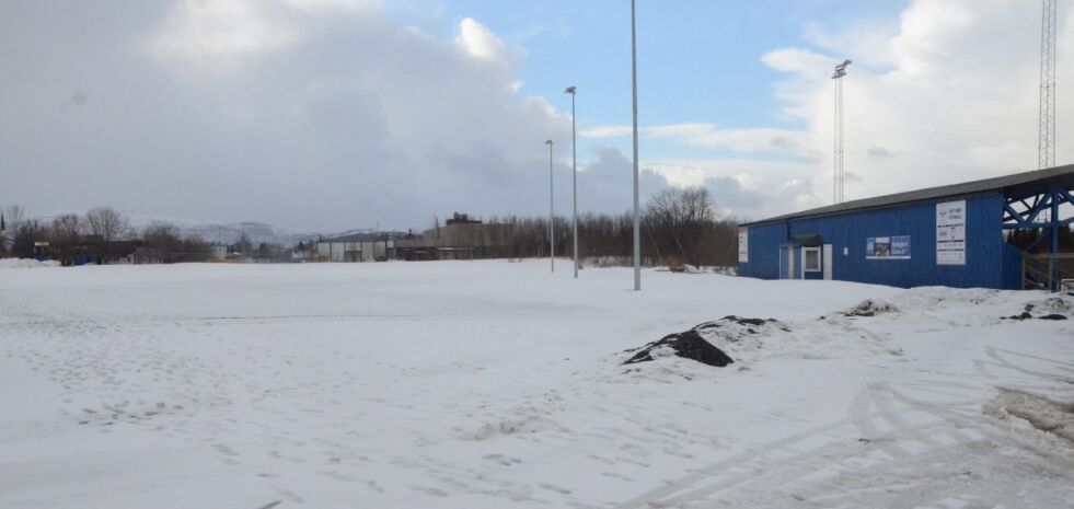 SNØDEKT. Det ligger et tynt snølag på den nye kunstgressbanen på Fauske. Men Fauske/Sprint tror at de kommer i gang tidligere enn før med trening på egen bane. Foto: Espen Johansen