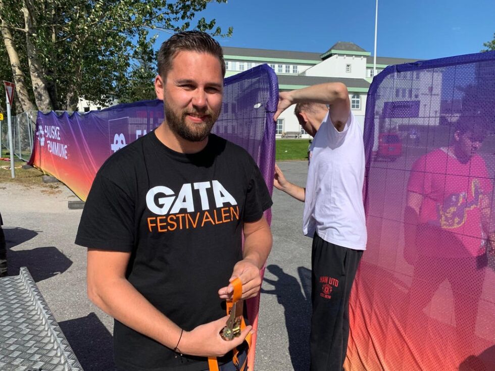 PÅ PLASS. Festivalsjef Ørjan Strand har skiftet arena, og nå er det full jobb med rigging til Gata-festivalen de kommende dagene.
 Foto: Frank Øvrewall