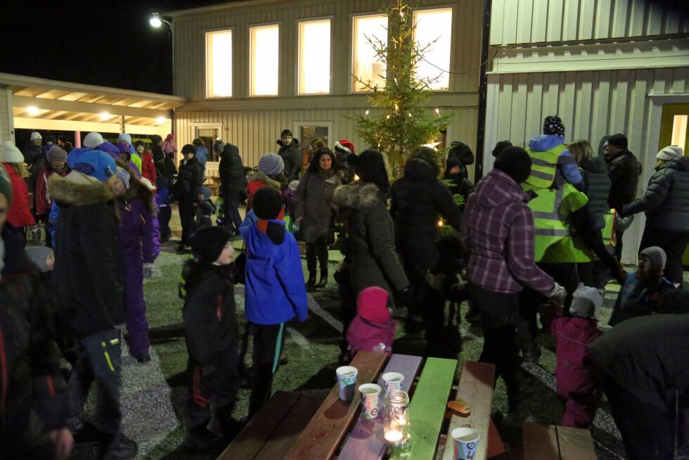 MYE FOLK. Det var mange som ble med på juletrefesten i Vestmyra barnehage som ble arrangert mandag 1. desember. Her går de rundt juletreet.
 Foto: Bjørn L. Olsen