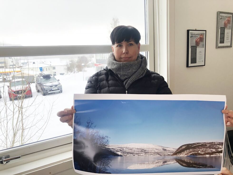 Kine Vik viser fram vinnerbildet hun vant Saltenblikk-konkurransen med.
 Foto: Geir Olsen