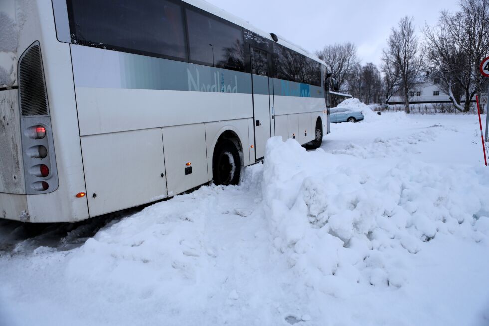FAST: Bussen sitter fast i snøen
 Foto: Bjørn L. Olsen