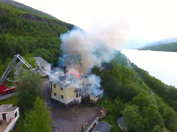 Røyken velter ut og flammene sluker huset - boligen er overtent