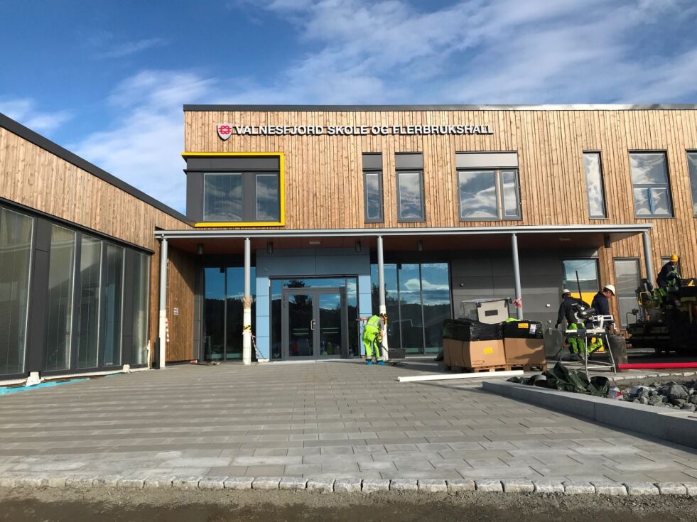 NESTE ÅR. Valnesfjord skole og flerbrukshall er ferdig, men åpner ikke før til neste år.
                    Valnesfjord skole og flerbrukshall