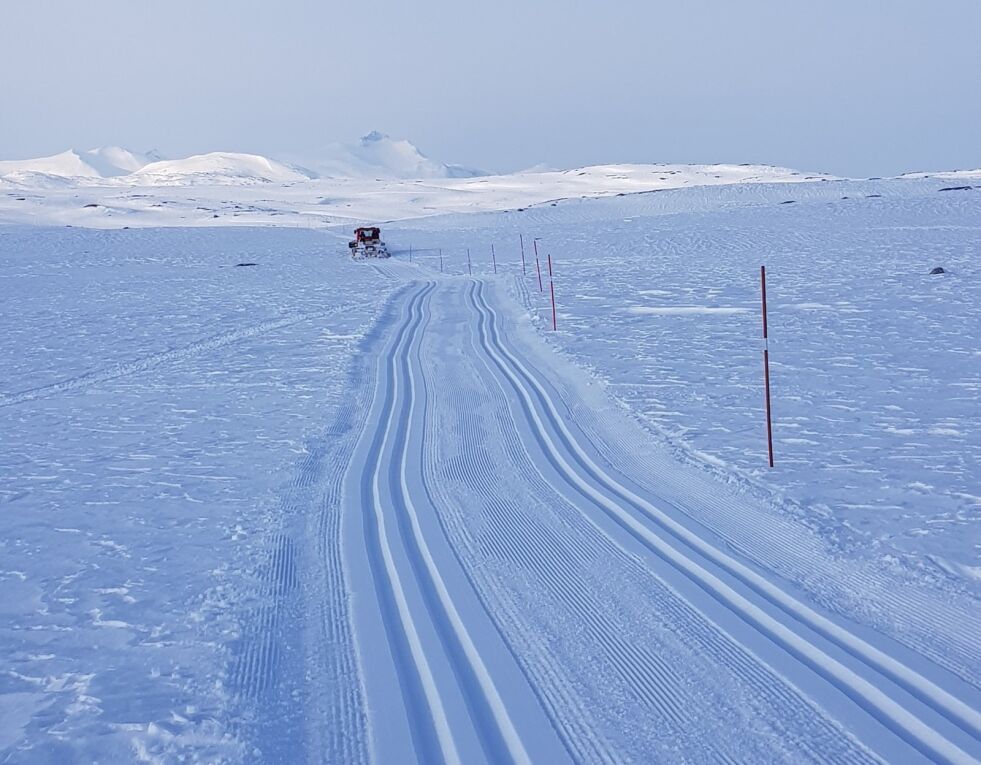 VAKRE OMGIVELSER. På Beiarfjellet kan du gå en rundløype i skispor. Halve sporet er nytt av året. På det innfelte bildet ser vi Ølfjellet til venstre og Ramskjelltind til høyre. Begge foto: Knut/Frid Rønnåbakk