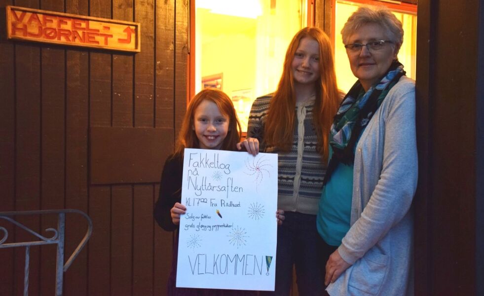 FAKKELTOG. Annie Reiss (12) og Miriam Reiss (9) hjelper til med å lage plakater til fakkeltoget som skal være på Straumen nyttårsaften. På oppdrag fra bestemor og kirkeverge Mariann Strømdal. Begge foto: Eva S. Winther