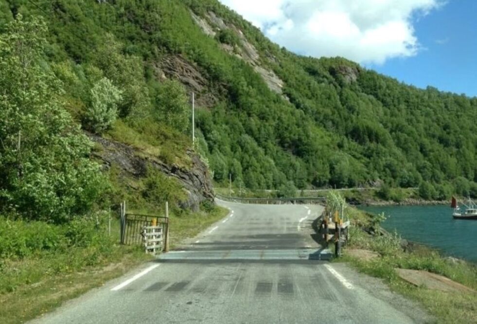 STENGER. Fylkesveien mellom Engan og Bonå ved Leirfjordgård er stengt på dagtid fredag 23. juni. Foto: Eva S. Winther