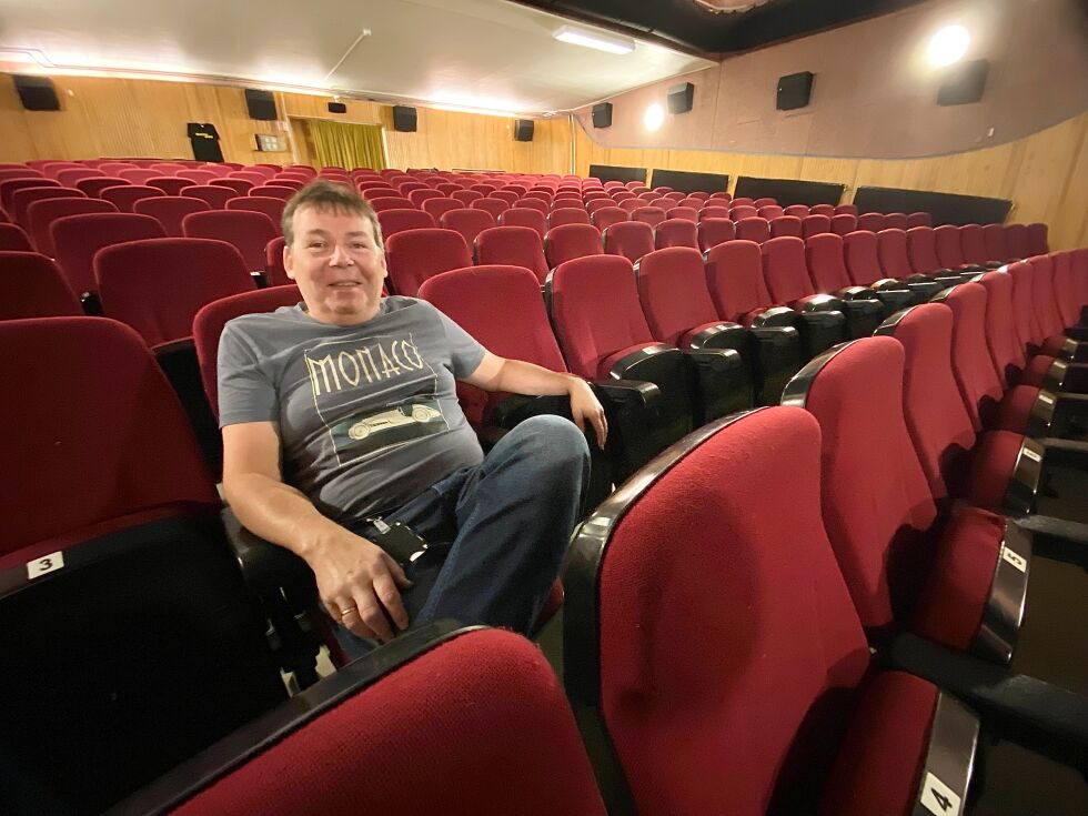 NY STOLER. Kino- og arrangementsansvarlig Bjørn Skoglund kan snart se fram til at det blir nye stoler i Fauske kino.
 Foto: Kenneth Strømsvåg