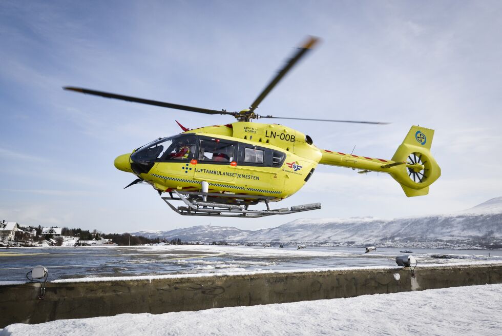 Den hardest skadde av de som var involvert i trafikkulykken på Kistrand sendes til Universitetssykehuset i Tromsø.
 Foto: Jan Fredrik Frantzen, UNN