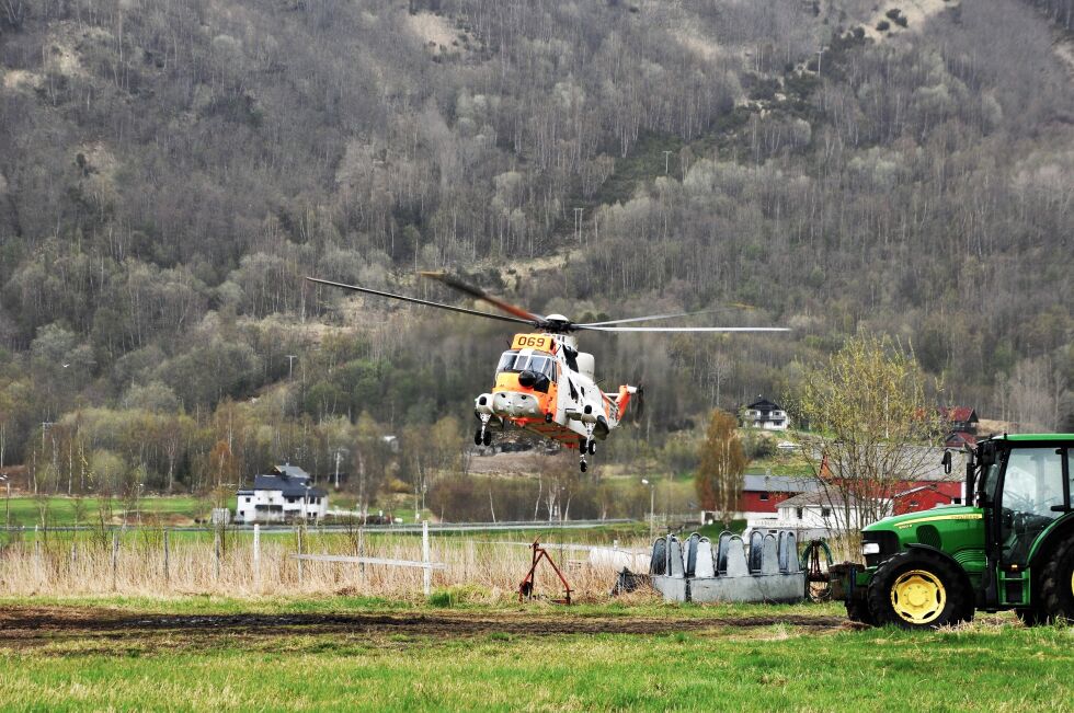 HENTET. Redningshelikopteret hentet en skadd person i Misvær.
 Foto: Lars Olav Handeland