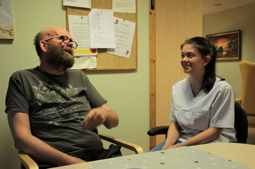 LATTER: Gunvald Sørbotn som er pasient ved sykehjemmet blir godt stelt med av den unge praksiseleven. Gode samtaler og latter hører med. Alle foto: Silje Olsen Engenes