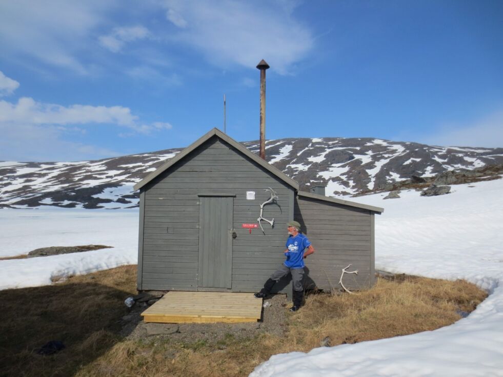 FIN TUR. Fjelltrimposten på uthuset i Muorki kan fortsatt nåes på en flott vårskitur. I bakgrunnen ruver Lairo-fjellet. Her er Svein Sigvang i SOT på en tur i juni 2014. Foto: Marit Sigvang