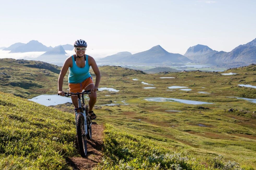 40 PROSENT. Sykkelturismen i Nord-Norge har hittil økt med 40 prosent sammenlignet med tidligere år. Her fra Vestvågøy. Foto: Kristin Fosland Olsen