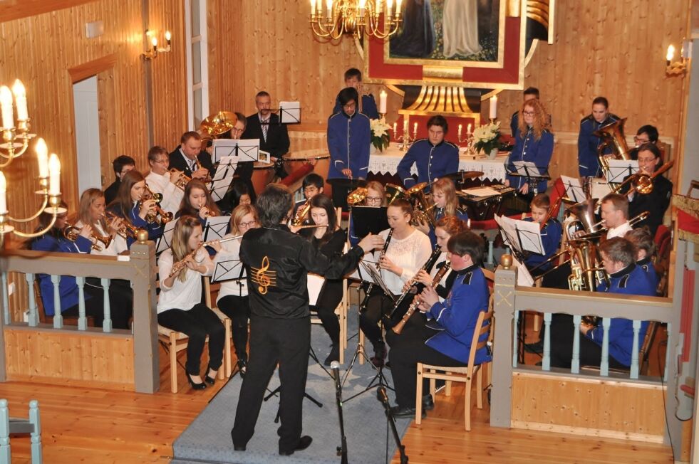 Misvær skolekorps med dirigent Geir Helgesen slo an tonen med «Mitt hjerte alltid vanker».