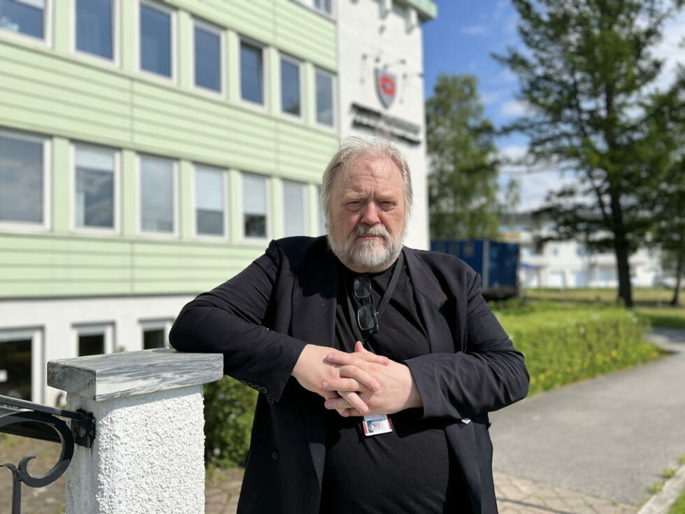 GIR SEG. Ketil Hugaas (66) takker for seg som kultursjef i Fauske kommune til høsten og flytter sørover til resten av familien sin. - Nå står vi akkurat der det ble tatt bilde av meg da jeg begynte i jobben for åtte år siden, kommenterte han da bildet ble tatt.
 Foto: Espen Johansen