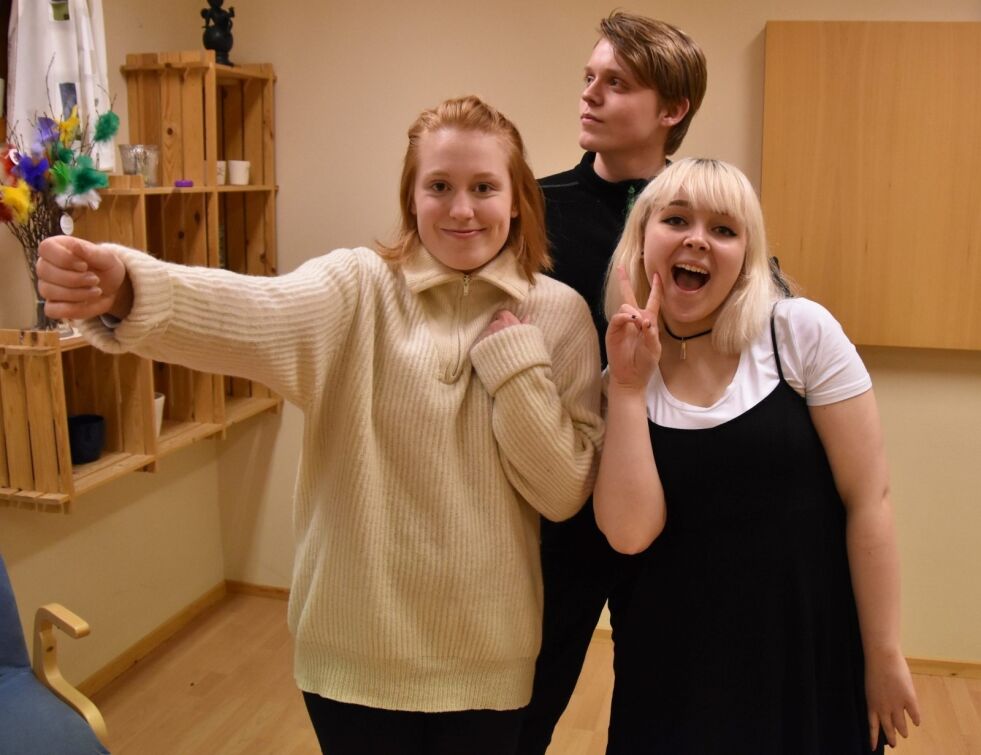 GAME ON. Maja Reiss, Adam Reiss og Hanna Edvardsen Thuv representerer Sørfold i teaterstykket Game on eller meningen med livet. Her har de gått inn i rollene sine og gir oss en smakebit av de ulike personlighetene i stykket. Foto: Victoria Finstad
