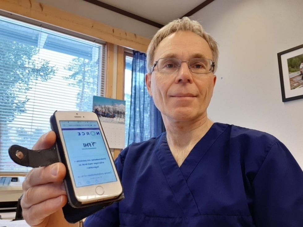 DIGITAL REGISTRERING. Kjell Gunnar Skodvin ber de som skal vaksinere seg om å gå inn og registrere seg digitalt. Bildet er fra en sak om brukerundersøkelsen som ble gjort i 2020 i tilknytning til Indre Salten legevakt.