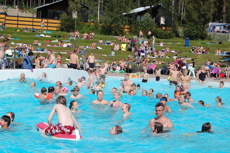 POPULÆRT. Vitbergsbadet er en attraksjon i Skellefteå. Bading og soling med utsikt over byen. Men nordmenn kan ikke reise hit i sommer.
 Foto: Stig Bjørnar Karlsen
