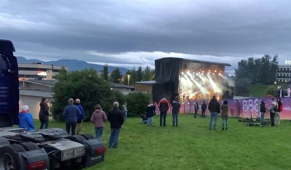 UTENFOR. Det var mange som tok det billige alternativet og så på festivalen utenfor gjerdet.