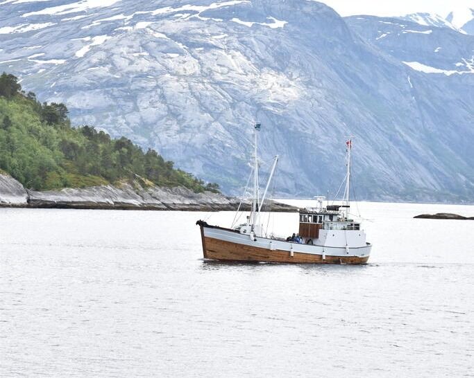 FÅR STØTTE. De siste årene har "Blomøy" lagt på slipp på Rognan. Her er veteranbåten på tur inn mot Rørstad for noen år tilbake.
 Foto: Eva S. Winther