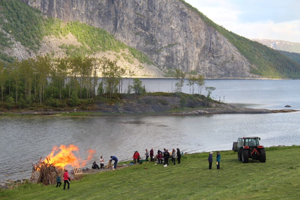 FLOTT. dette Sankthans-bålet ved Bue i Skjerstad var flott å se på.
 Foto: Jan Steen