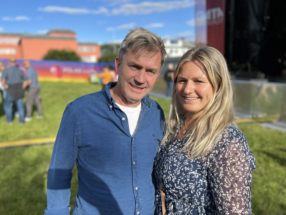 TILBAKE. Bjørn Eirik og Synnøve Aanstad har igjen tatt turen fra Tønsberg hjem til Fauske for musikkfestival. - Bra lineup i år, og alltid hyggelig å være på Gatafestivalen.
 Foto: Espen Johansen