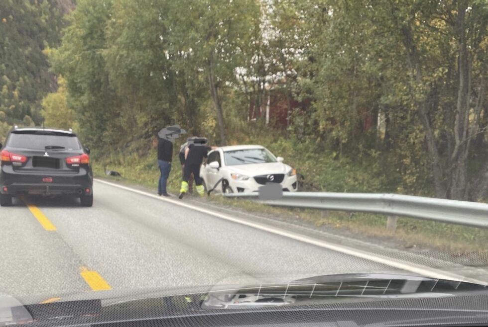 AV VEIEN. En bil kjørte av veien i Saksenvik i Saltdal torsdag ettermiddag.
 Foto: SP-tipser