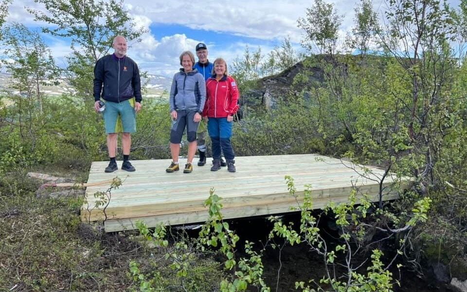 DUGNADSGJENG. Hvor mange personer trengs det for å rive en gammel og bygge en ny bru på fire timer? Svaret er fire, i alle fall hvis de fire er Per Gøran Wilhelmsen, Siri Gundersen, Thor Åge Jensen og Mona Mosti.
 Foto: Kjell Rune Pettersen