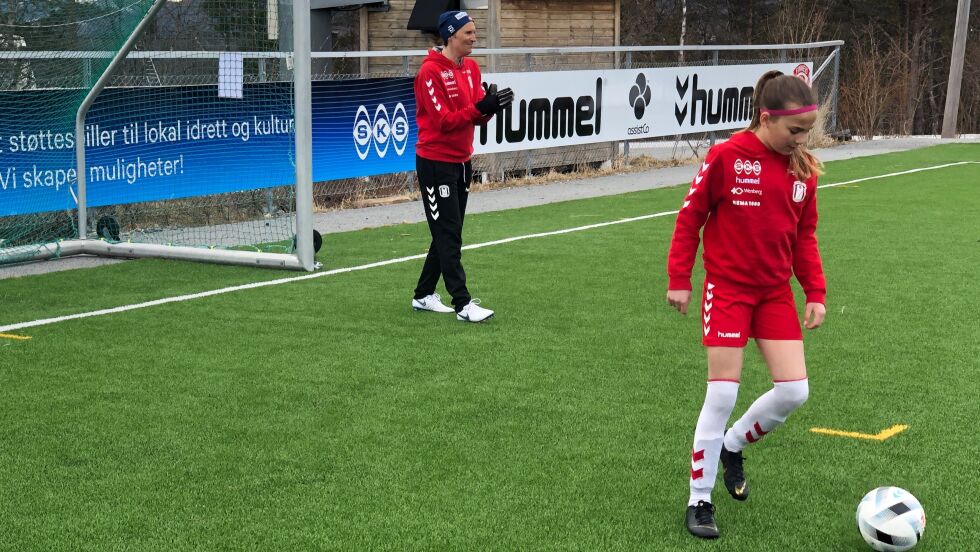Endelig kunne trener Monica Andersen og datteren Ingrid få trent fotball ute igjen.
 Foto: Finneid IL