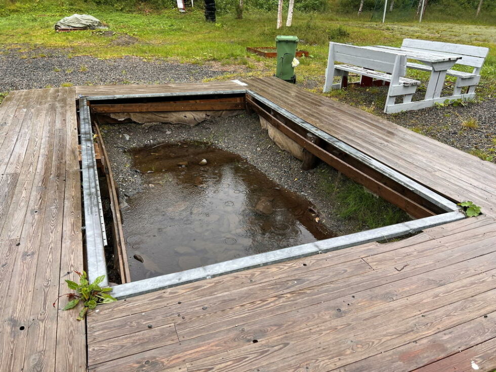 ØDELAGT. Trampolinen på lekeplassen i Bursi ser mer ut som et begynnende basseng. Nå vil velforeningen lage ny forskaling og drenering slik at den kan brukes av ungene igjen.
 Foto: Espen Johansen