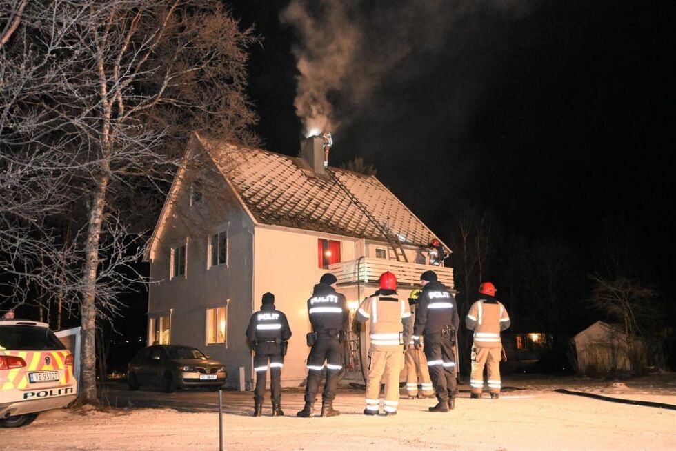 BRANN-ALARM. Mannskaper fra brann og politi rykket ut etter melding om røykutvikling fra boligen i Ankjellveien.
 Foto: Kenneth Strømsvåg