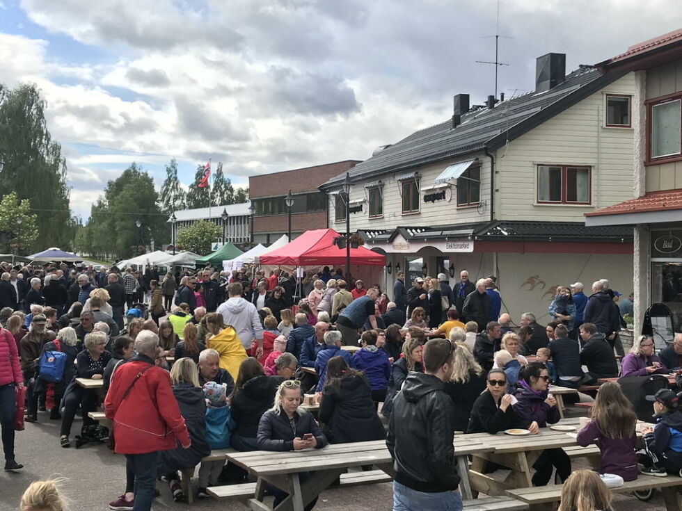 FOLKSOMT. Arrangørene av Møsbrømlefsefestivalen 2023 håper det skal bli like folksomt i Rognan sentrum i år som her i 2018.
 Foto: Maria Edvardsen