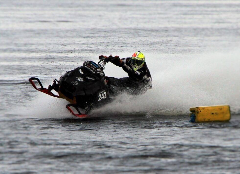 FART. Kim Lund i aksjon i Watercross. Svingene er viktige. Der skal det ikke tapes fart.