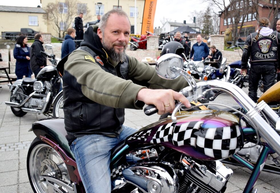 SKILLER SEG UT. Lars Sakariassen (49) oppfyller Harley-drømmen og kjører et unikt eksemplar med høy verdi. - Jeg verner godt om den, og kjører stort sett kun når det er fint vær, sier han med et smil. Alle foto: Frida Kalbakk