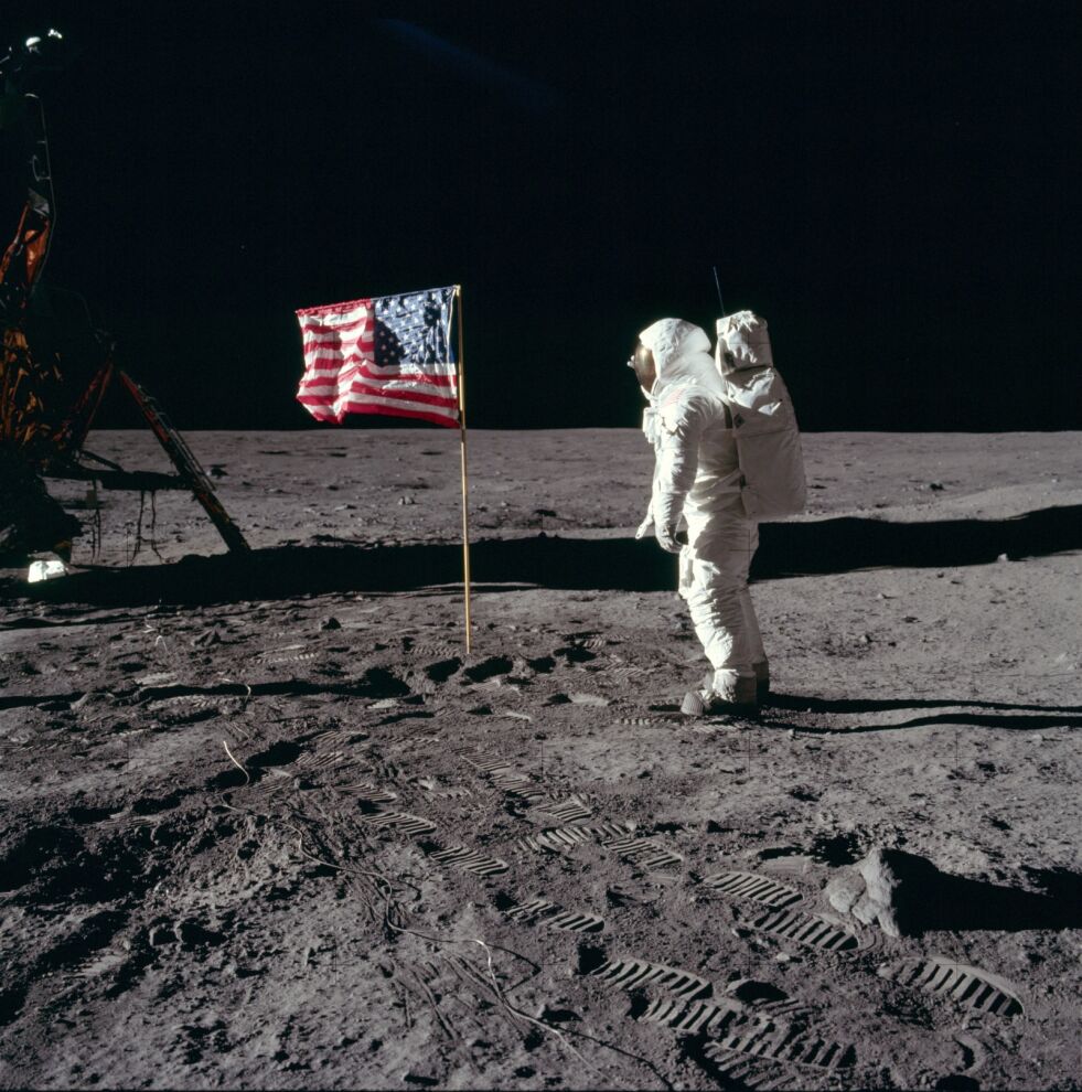 FØRST: Et av de mest kjente bildet fra månelandingen og månevandringen sommeren for 50 år siden: Kappløpet er over. Amerikanerne og det amerikanske flagget er på månen.
 Foto: NASA