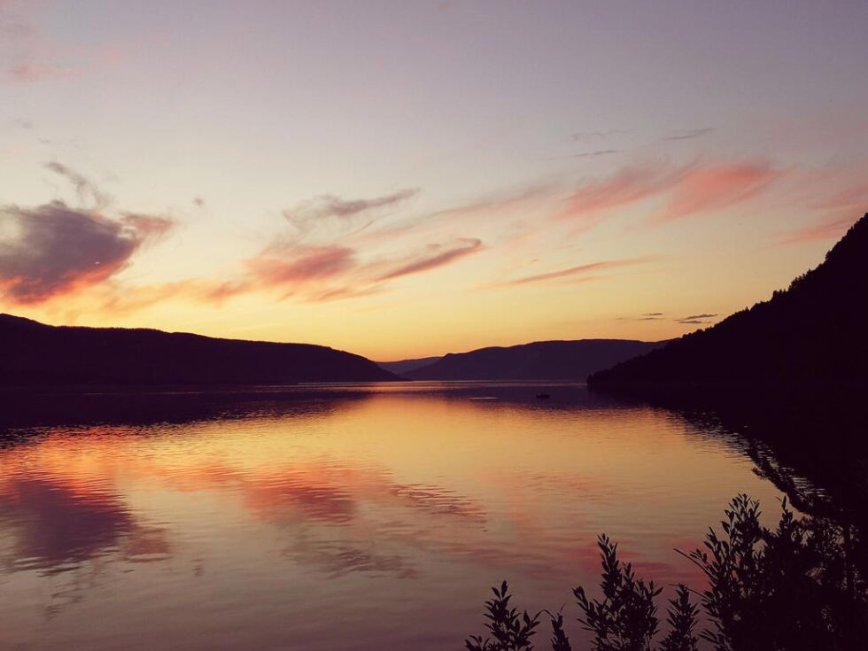 Nydelig sommerkveld lørdag, hvor fjorden lå blikkstille.
 Foto: Robert Jentoft