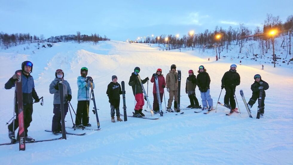 PÅ TUR. Her er noen av medlemmene i Fauske IL alpint og snowboard. De hadde tatt turen til Sulitjelma og koste seg i bakken i påvente av at eget anlegg i Holtanlia skal åpne.
 Foto: Elisabeth Grønås