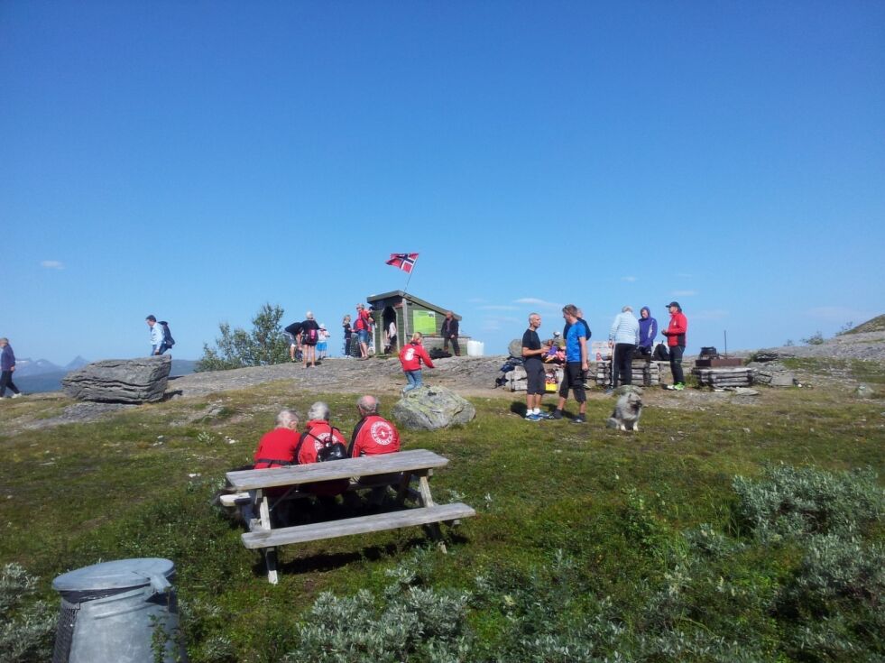 TIL TOPPEN. Vel 200 gikk til toppen av Finneidfjellet i år på vardemarsjen.  Foto: Lena Strøm
