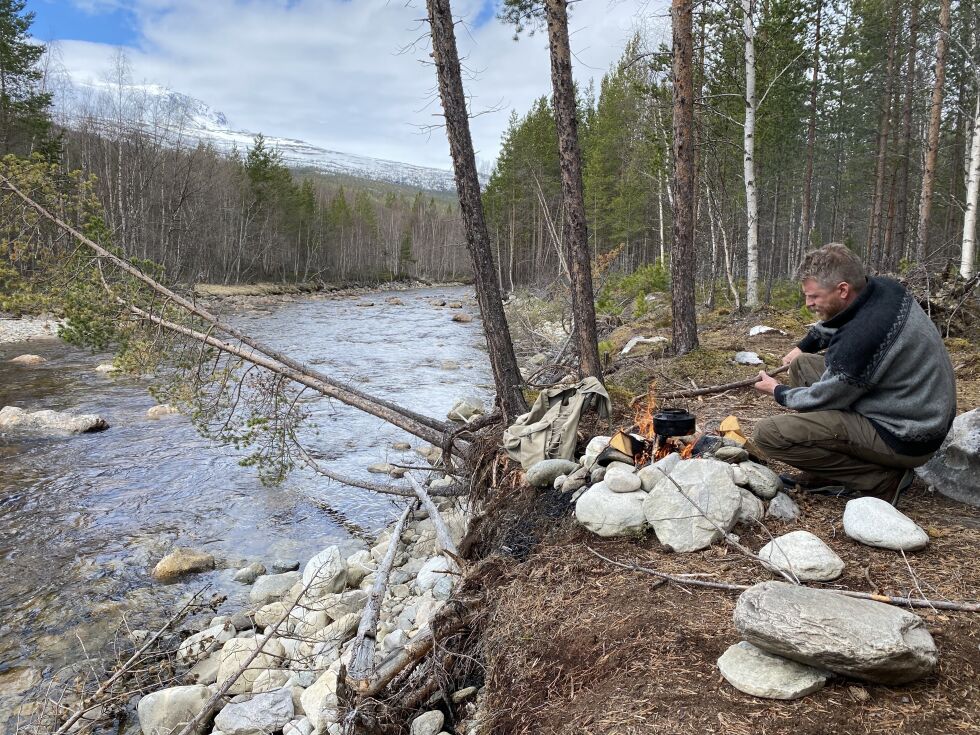 Geopoet Benny Sætermo gir turdeltakere en rikere naturopplevelse - og kanskje litt bålkaffe?
 Foto: Eva S. Winther