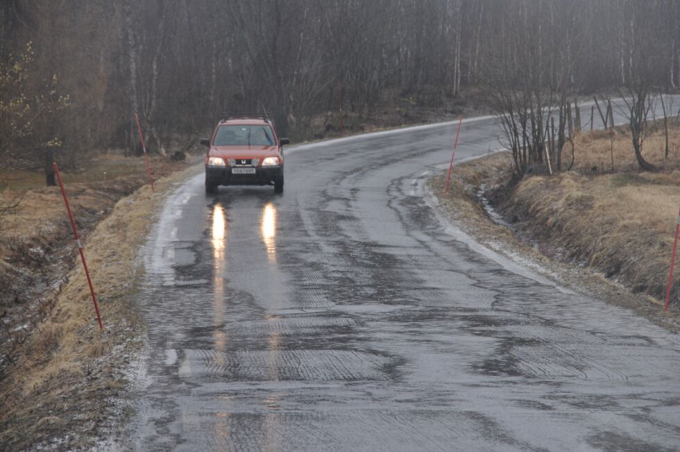 Fylkesveien mellom Strømsnes og Fridal i Valnesfjord bruker å være et mareritt å kjøre på i teleløsninga.