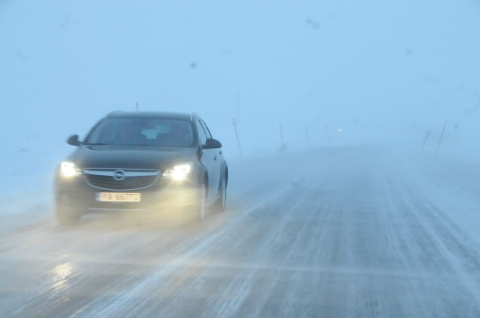 VANSKELIG. Det kan bli vanskelige kjøreforhold blant annet på Saltfjellet når det blåser opp til liten storm samtidig som det er meldt nedbør. Arkivfoto: Arild Bjørnbakk