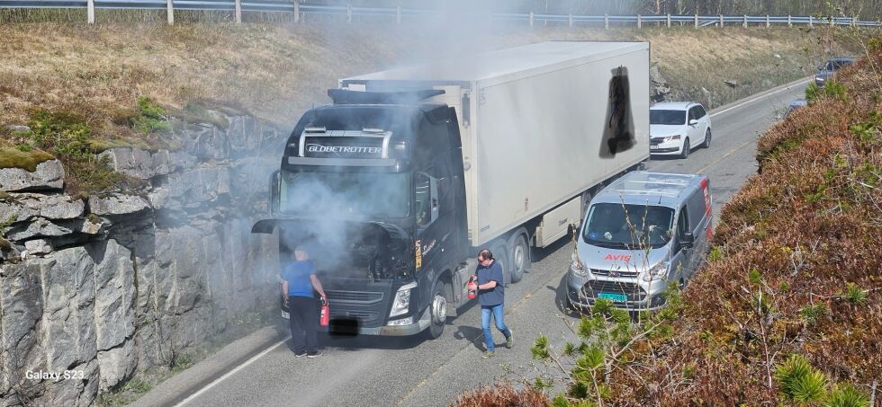 Brannen i lastebilen ble raskt slukket, men det røk mye.
 Foto: Dag Ove Johansen