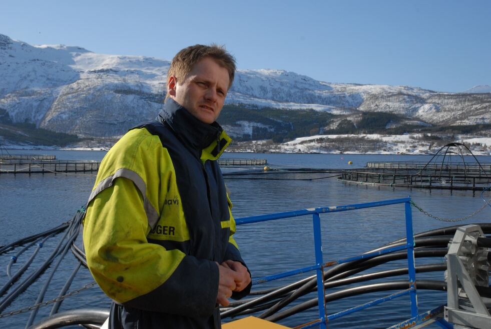 INGEN FARE. Roger Pettersen i Marine Harvest forteller at kontainerne så langt ikke utgjør noen trussel for deres opdrettsanlegg i fjorden.
 Foto: Eva S. Winther