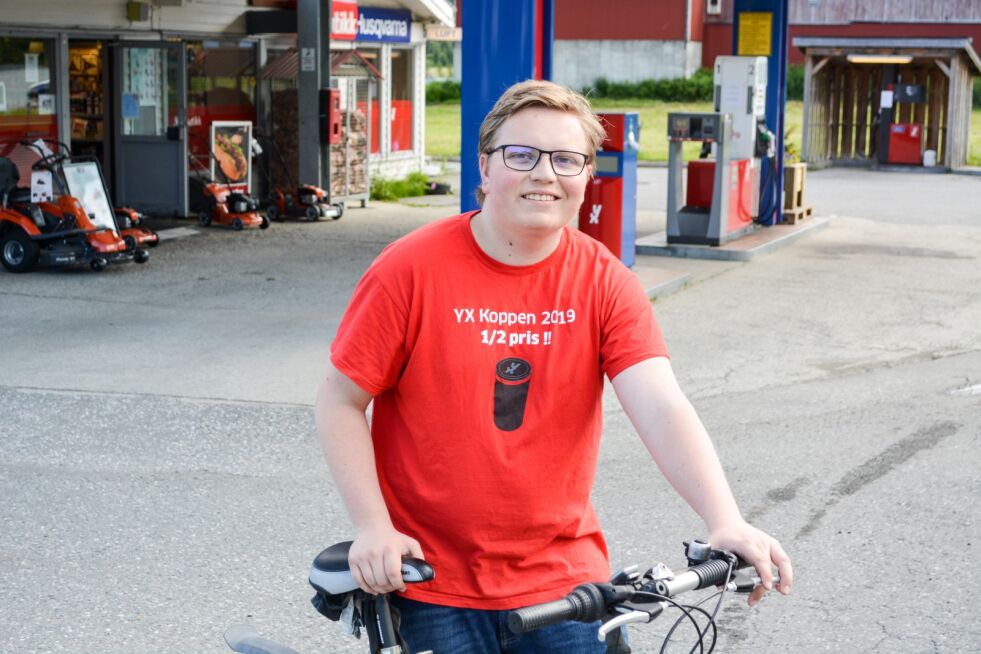 SPORTY. Matti Jàntti (19)fra Tapstad strøk på førerprøven, men sykler hver dag fra Tapstad til Misvær, og hjem igjen, for å rekke jobben på YX i Misvær.
 Foto: Ole Kristian Andreassen