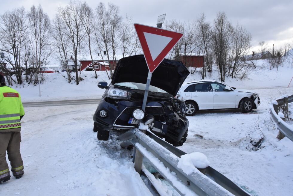 SATT FAST. Den ene bilen var godt plantet over autovernet, tredd over veiskiltet.
 Foto: Victoria Finstad