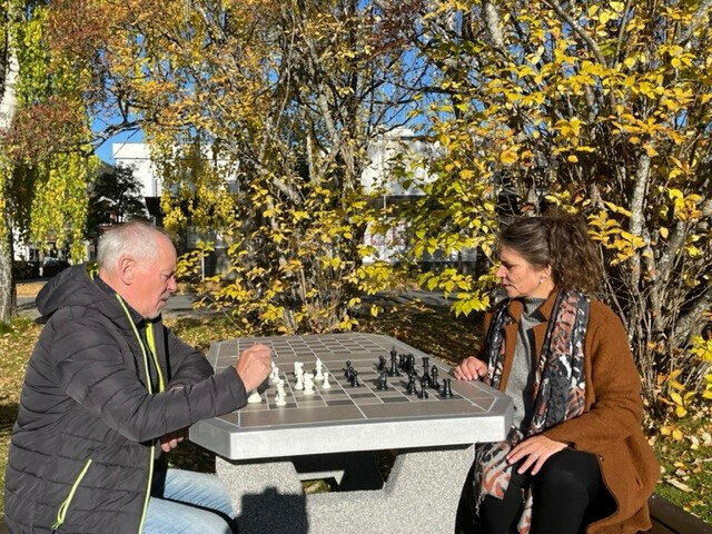 UTESJAKK. Ordfører Rune Berg oppfordrer saltdalingene til å ta seg et parti sjakk nå som det er kommet to sjakkbord i Rognan sentrum.
 Foto: Saltdal kommune