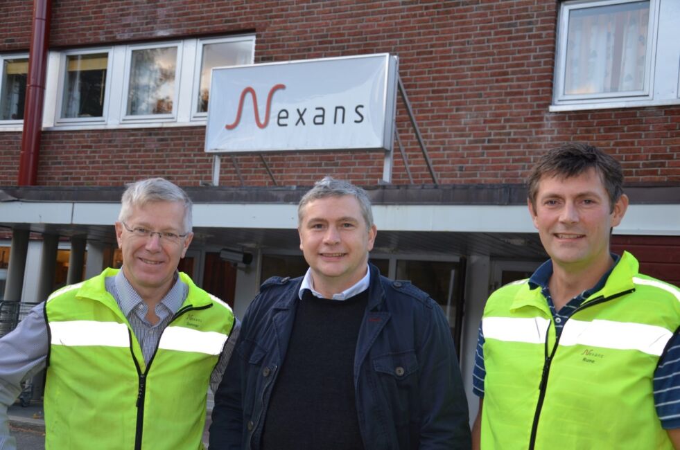 Fabrikksjef Gunnar Tjørve og fungerende fabrikksjef Rune Barlindhaug ved Rognan-fabrikken til Nexans Norway sammen med Dragefossens direktør Truls Paulsen