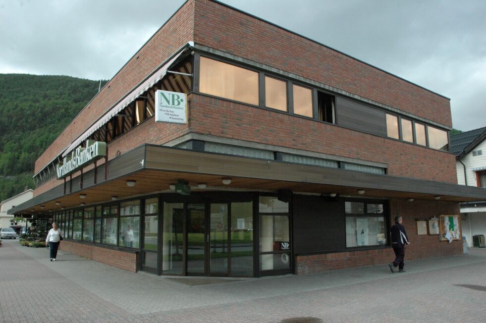 NY EIER. Dette bygget i Håndverkeren 1, det såkalte Nordlandsbank-bygget midt i sentrum av Rognan, har Roger Øksheim kjøpt gjennom sitt selskap Edelfarm AS. Arkivfoto