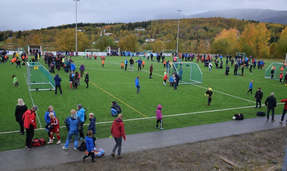 ENDA MERE FOLK. Det nærmer seg VIL-cup i Valnesfjord. Arrangøren håper på godt publikum-besøk nå som været endelig ser ut til å klaffe. Bildet er fra i fjor. Foto: Frida Kalbakk